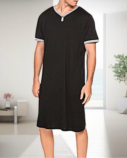 Homme portant une nuisette noire