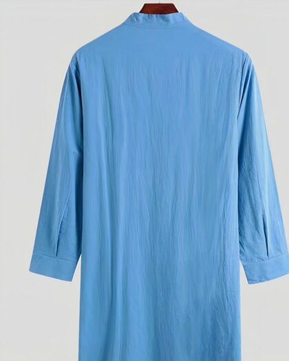 Nuisette bleu pour homme accroché sur un cintre sur un fond gris