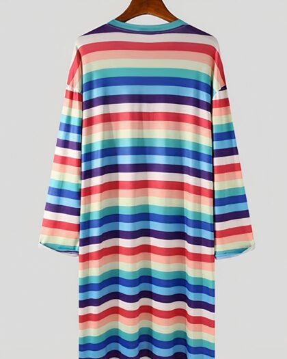 Nuisette longue de plusieurs couleurs sur un cintre sur un fond gris