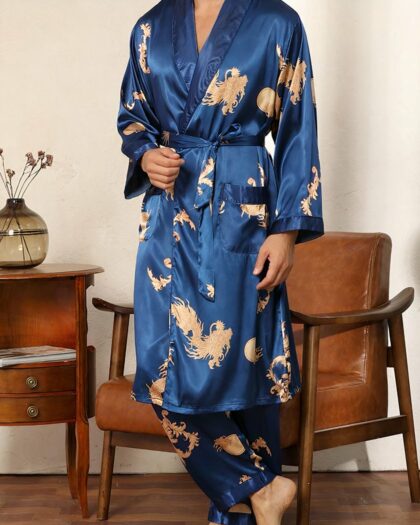 uisette homme de couleur bleue avec des motifs de dragons dorés, portée par un homme debout devant une chaise en bois