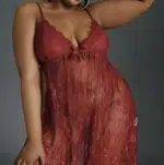 femme portant une nuisette grande taille rouge en dentelle transparente