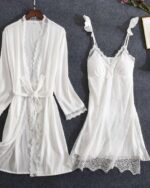 Ensemble nuisette et kimono blanc avec dentelle présenté à plat