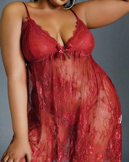 femme portant une nuisette grande taille rouge en dentelle transparente