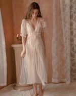 Nuisette vintage transparente sexy portée par une jeune femme dans une chambre