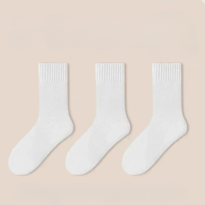 Lot de Trois Paires de Chaussettes Blanches en Polyester sur fond rose