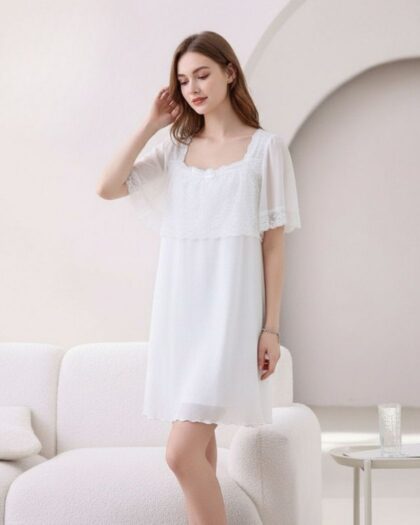 Nuisette Manche Courte Blanche en Dentelle sur une femme assise sur fond beige