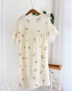 Nuisette Manche Courte Blanche avec Imprimés de Feuilles et Fruits en Coton sur un cintre sur fond blanc