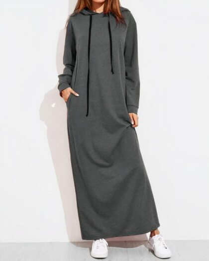 Nuisette Manche Longue de Style Rétro avec Capuche sur une femme sur fond gris