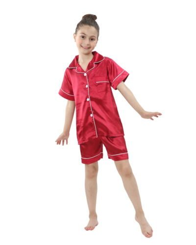 Pyjama Fille Satiné Deux Pièces avec Short sur fond blanc sur une fille