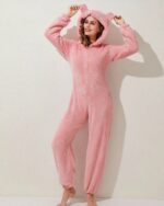 Combinaison Pyjama Douce et Mignonne à Capuche, de couleur rose, porté par une femme