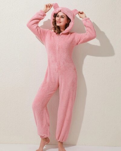 Combinaison Pyjama Douce et Mignonne à Capuche, de couleur rose, porté par une femme