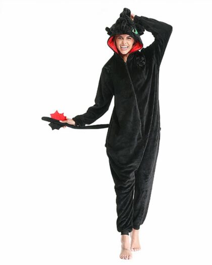 Combinaison Pyjama en Forme de Dragon Noir à Capuche, porté par une femme sur un fond blanc.