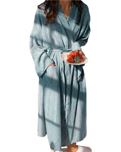 Peignoir de Bain Femme avec Motif à Carreaux portée par une femme qui tient une assiette de fraises sur fond blanc