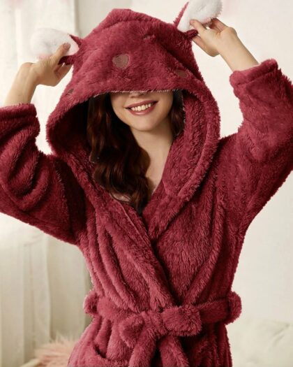 Peignoir Polaire Femme avec Capuche Amusante porté par une femme avec un rideau derrière elle