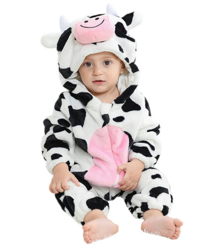 Pyjama Bébé en Forme de Vache porté par un bébé sur fond blanc