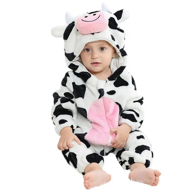 Pyjama Bébé en Forme de Vache porté par un bébé sur fond blanc