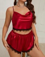 Pyjama Femme Été Rouge avec Détails en Dentelle , avec haut à bretelle et short, porté par une femme.