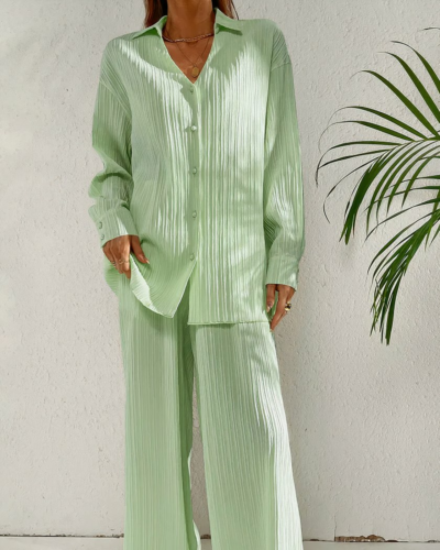 Pyjama Femme Hiver Deux Pièces Vert et Confortable sur une femme sur fond gris avec une plante à droite
