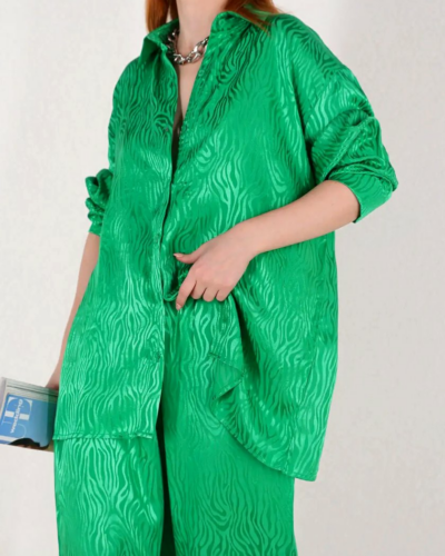 Pyjama Femme Hiver Deux Pièces Vert et Satiné sur une femme sur fond gris