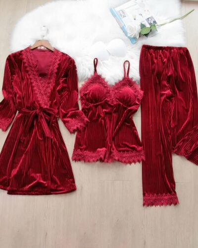 Pyjama Femme Hiver Trois Pièces avec Effet Velours, de couleur rouge, avec un pantalon, un haut à bretelle et un peignoir, posés sur le sol.