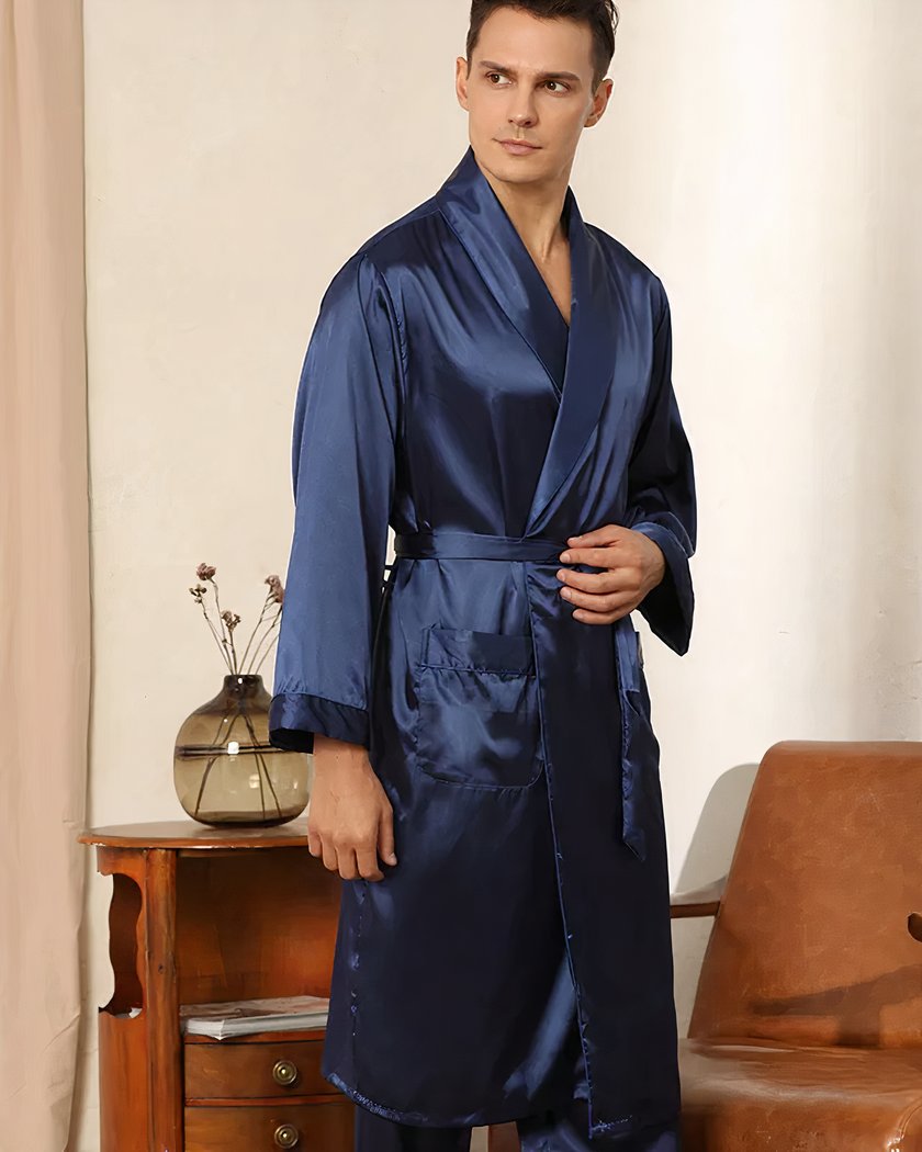 Pyjama Homme Été à Deux Pièces avec Haut Style Peignoir, de couleur bleu marine, porté par un homme.