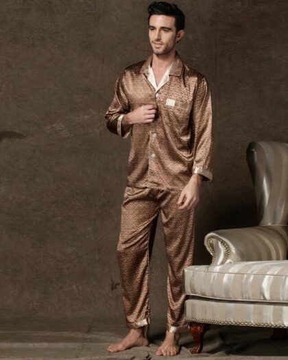 Pyjama Homme Hiver Deux Pièces Effet Satiné, de couleur marron, porté par un homme devant un canapé.