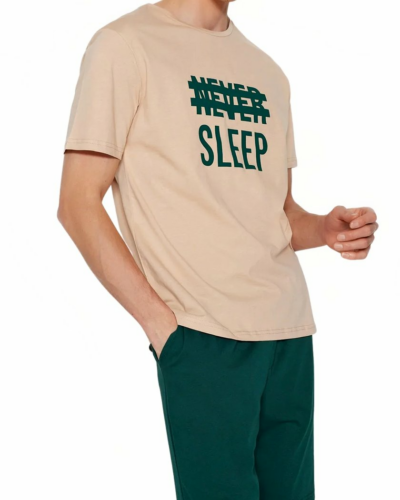 Pyjama Homme Hiver Deux Pièces avec Inscription Never Sleep sur un homme sur fond blanc
