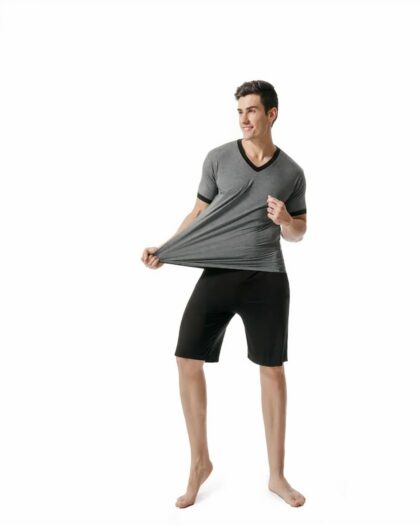 Pyjama Homme Hiver Deux Pièces Style Décontracté sur un homme sur fond blanc