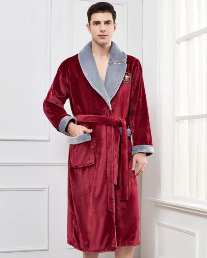Robe de Chambre Homme Chaude et Douce pour l'Hiver, de couleur rouge avec un col gris, porté par un homme à côté d'une fenêtre.