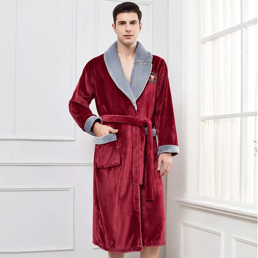 Robe de Chambre Homme Chaude et Douce pour l'Hiver, de couleur rouge avec un col gris, porté par un homme à côté d'une fenêtre.