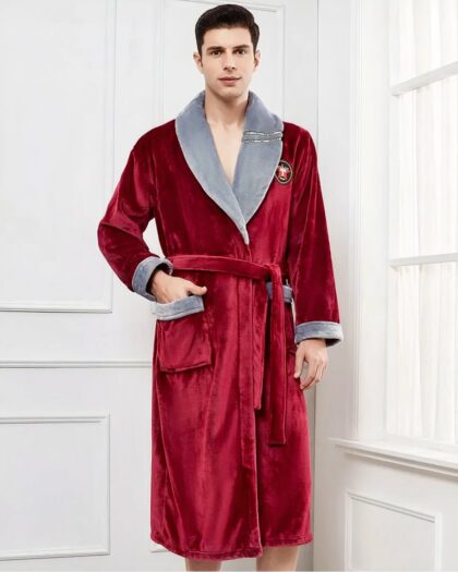 Robe de Chambre Homme Chaude et Douce pour l'Hiver, de couleur rouge avec un col gris, porté par un homme à côté d'une fenêtre.