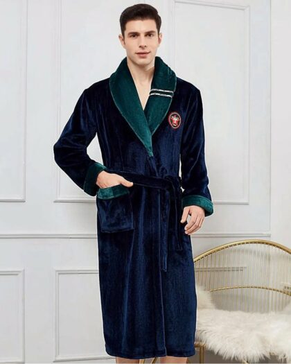 Robe de Chambre Homme Chaude et Élégante pour l'Hiver, de couleur bleu foncé avec un col vert, porté par un homme