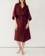 Peignoir Spa Doux au Design Gauffré pour Femme, de couleur rouge, porté par une femme sur un fond gris.