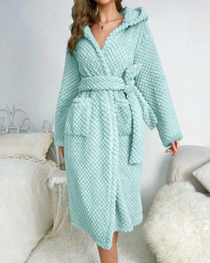 Peignoir Spa Épais Absorbant l'Eau pour Femme, de couleur vert, porté par une femme.