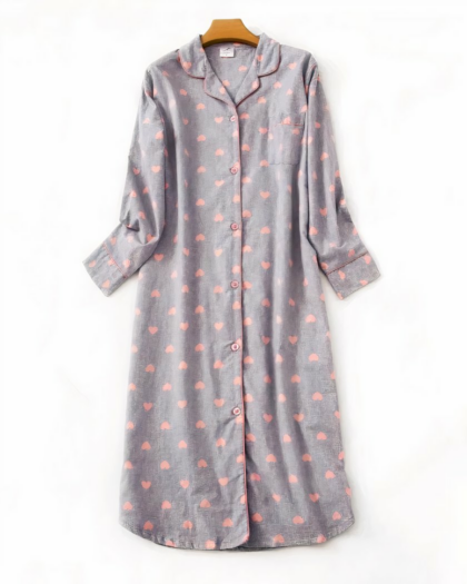 Robe de Chambre Boutonnée en coton avec imprimés coeurs roses, de couleur grise, sur un fond blanc.