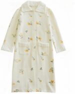 Robe de Chambre Boutonnée en Coton avec Motifs Fleuris, de couleur blanche, avec col à revers, sur un fond blanc.