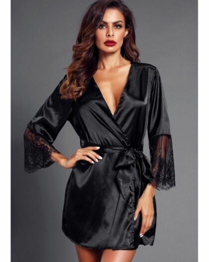 Une femme portant un kimono satiné noir court avec une ceinture