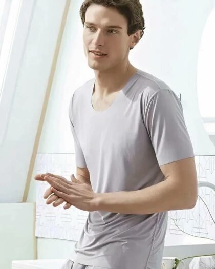 Un homme portant un pyjama d'été gris