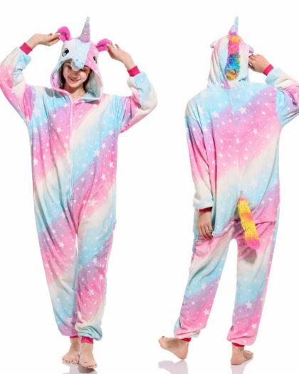 Une femme vu de face et de dos avec une combinaison pyjama licorne