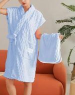 Une gemme portant un peignoir court bleu à manches courtes