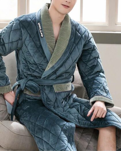 Un homme assis portant un peignoir polaire bleu