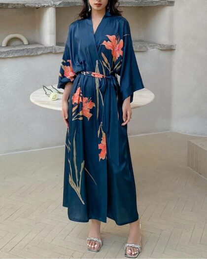 Une femme debout portant un peignoir kimono satiné à fleurs