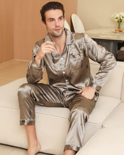 Un homme assis portant un pyjama satiné doré