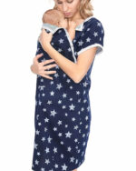 Une femme et son bébé dans une robe de chambre maternité faisant un peu contre peau.